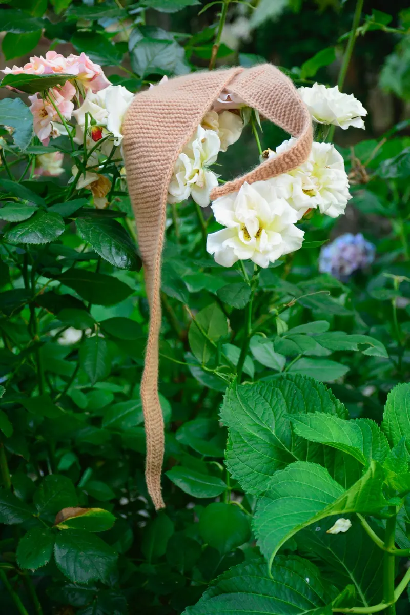 Il foulard La-Nina appoggiato su un roseto.